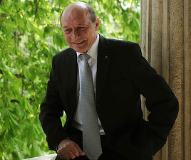 Băsescu își prezintă public numărul de telefon