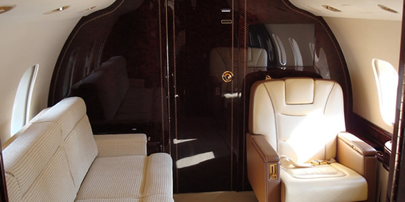 FOTO Guvernul a închiriat un avion privat pentru călătoria lui Cioloș la Berlin, cu 23.500 euro
