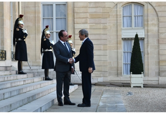 FOTO Cioloș îi aduce de la Paris o veste bună lui Iohannis: Hollande vine în România