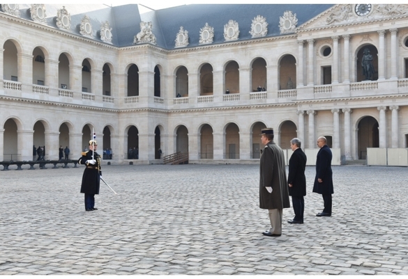 FOTO Cioloș îi aduce de la Paris o veste bună lui Iohannis: Hollande vine în România