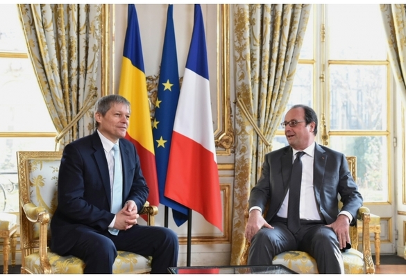 FOTO Cioloș îi aduce de la Paris o veste bună lui Iohannis: Hollande vine în România