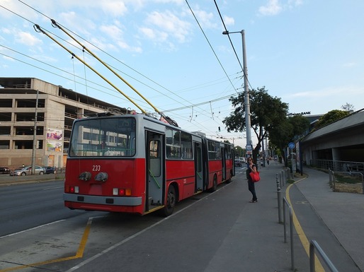 Titularii serviciilor publice de transport local ar putea subcontracta trasee, pentru cel mult un an