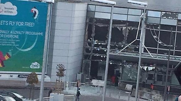 FOTO Explozii pe aeroportul din Bruxelles, urmate de alte explozii la metrou, lângă sediul CE. Fiica lui Rednic, aflată pe aeroport: Au fost focuri de arme