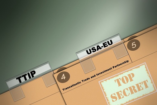 Politicienii care citesc actele confidențiale SUA-UE, supravegheați de un ofițer de securitate și cu telefonul lăsat la poartă