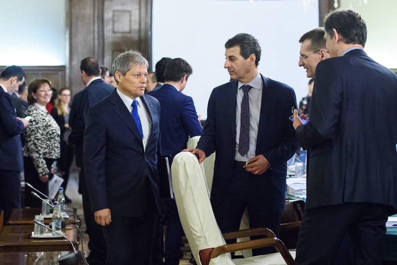 Cioloș își evaluează miniștrii, după recentele demisii
