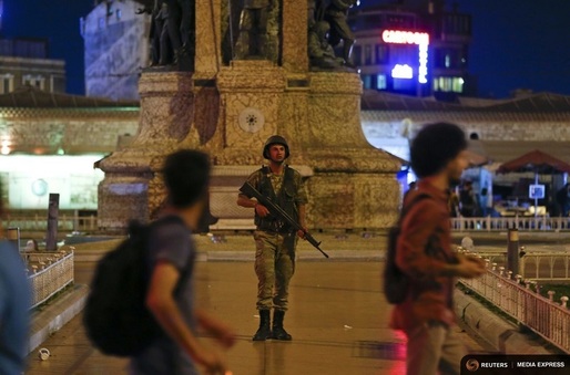 FOTO Peste 190 de morți în tentativa de lovitură de stat din Turcia. Un bărbat s-a pus în fața tancului, ca la Tiananmen