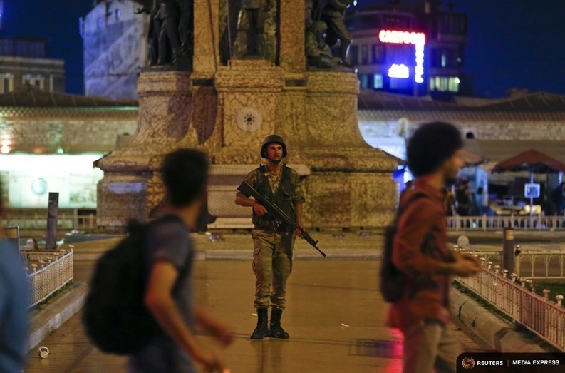 FOTO&VIDEO Peste 190 de morți în tentativa de lovitură de stat din Turcia. Un bărbat s-a pus în fața tancului, ca la Tiananmen