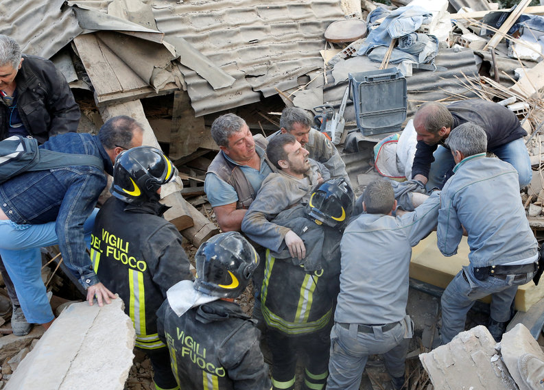 UPDATE Guvernul acordă ajutoare financiare rudelor românilor afectați de cutremurul din Italia și îi despăgubește pe cei cu case afectate