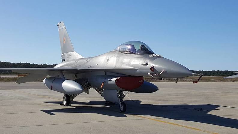 FOTO România primește primele avioane F16 din Portugalia