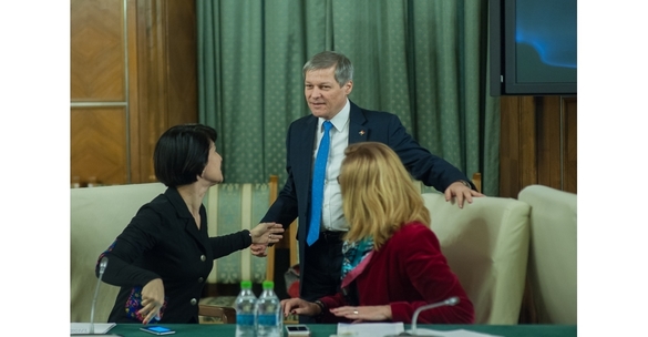 FOTO Miniștrii lui Cioloș s-au întâlnit pentru îmbrățișări și regrete că ''visul'' s-a terminat