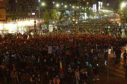 VIDEO Peste 10.000 de oameni protestează în fața Guvernului. Replici la Arad între manifestanți și 7 pensionari susținători ai Guvernului