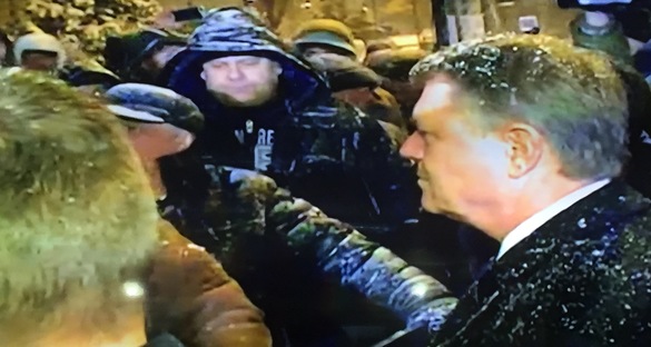 FOTO Iohannis a ieșit din Palatul Cotroceni pentru a discuta cu persoanele care protestau, în ninsoare, împotriva sa, retrăgându-se însă după 3 minute