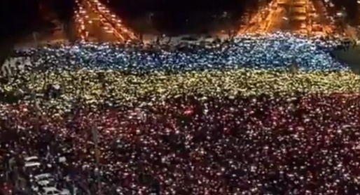 VIDEO A 13-a zi de proteste: Peste 30.000 de oameni au creat un tricolor uman în Piața Victoriei