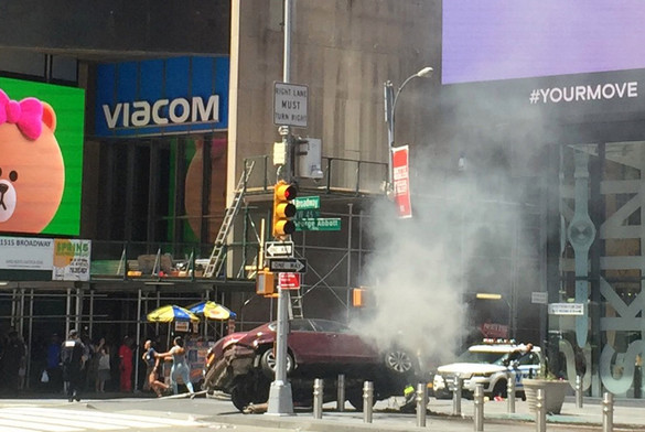 GALERIE FOTO O mașină a intrat în plin în pietonii aflați în Times Square, New York
