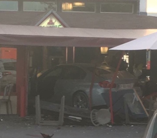 O mașină a intrat în plin în terasa unei pizzerii, provocând moartea unei fete de 8 ani și rănind alte câteva persoane