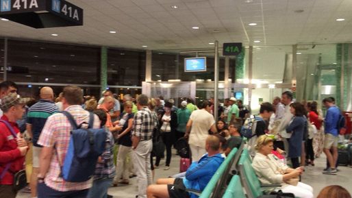 FOTO Mai mulți români, blocați pe aeroportul din Lisabona. Premierul Tudose l-a revocat pe consul