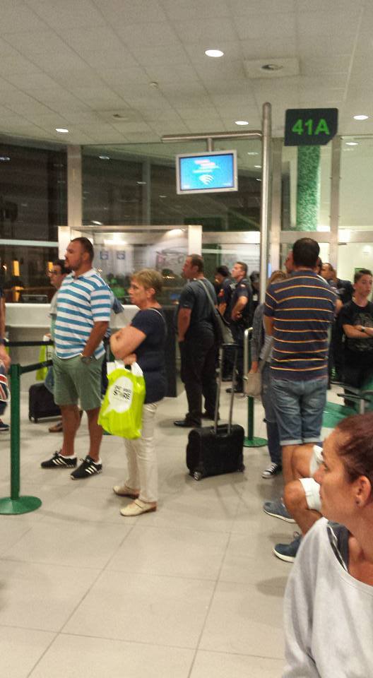 FOTO Mai mulți români, blocați pe aeroportul din Lisabona. Premierul Tudose l-a revocat pe consul