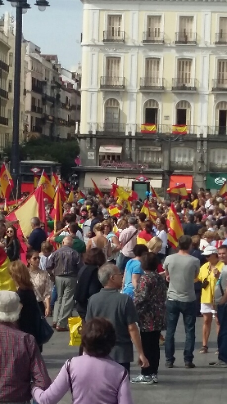 FOTOREPORTAJ. Corespondență specială de la Madrid pentru Profit.ro: Violență pe străzile Barcelonei, contrademonstrații pașnice la Madrid UPDATE Guvernul catalan anunță - 2,26 milioane persoane au votat, 90% în favoarea separării de Spania