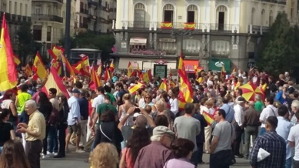 FOTOREPORTAJ. Corespondență specială de la Madrid pentru Profit.ro: Violență pe străzile Barcelonei, contrademonstrații pașnice la Madrid UPDATE Guvernul catalan anunță - 2,26 milioane persoane au votat, 90% în favoarea separării de Spania