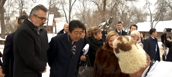 FOTO Aflând că Tudose a demisionat, premierul Japoniei, aflat în premieră în România, a renunțat să mai meargă la Guvern. A avut program de voie, fiind dus la Muzeul Satului