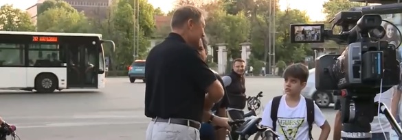 FOTO Iohannis a ieșit cu bicicleta la plimbare prin centrul Bucureștiului, având grijă ca presa să fie informată. În noiembrie, a chemat presa pentru a fi văzut cum merge cu trenul