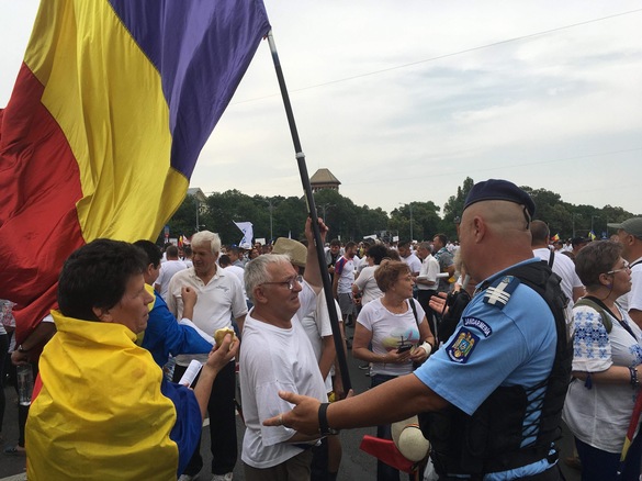 FOTO&VIDEO UPDATE Pregătiri în Piața Victoriei pentru mitingul PSD. Primii protestatari sosesc în piață