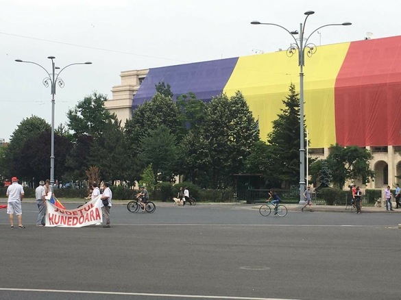 FOTO&VIDEO UPDATE Pregătiri în Piața Victoriei pentru mitingul PSD. Primii protestatari sosesc în piață