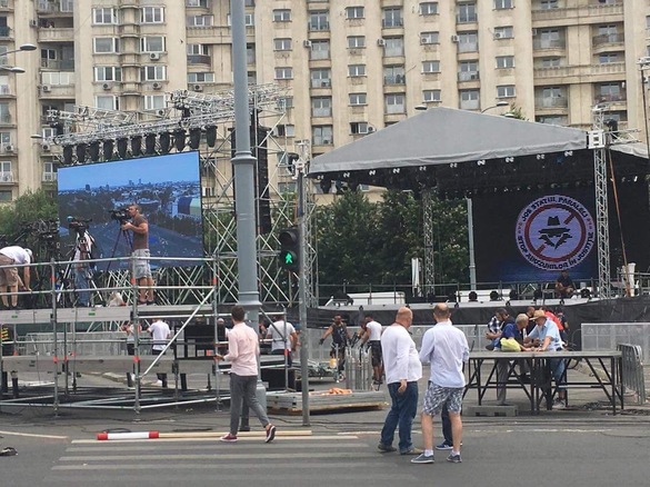 FOTO&VIDEO UPDATE Pregătiri în Piața Victoriei pentru mitingul PSD. Primii protestatari sosesc în piață