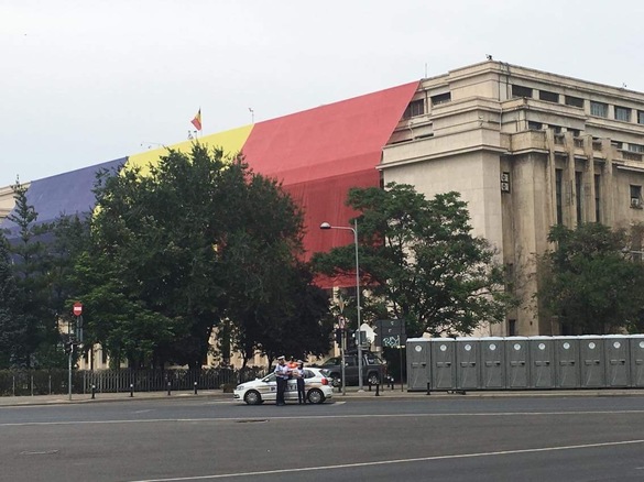 FOTO&VIDEO UPDATE Pregătiri în Piața Victoriei pentru mitingul PSD. Primii protestatari sosesc în piață