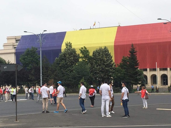 FOTO&VIDEO UPDATE Pregătiri în Piața Victoriei pentru mitingul PSD. Primii protestatari sosesc în piață