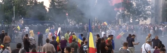 FOTO Mitingul Diasporei - Manifestanții au dărâmat gardurile jandarmilor și au ajuns în fața Guvernului, încercând să intre în clădire