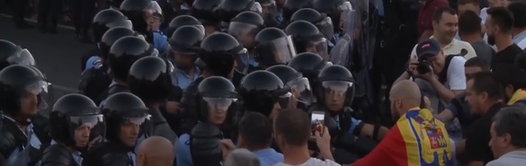 FOTO Mitingul Diasporei - Manifestanții au dărâmat gardurile jandarmilor și au ajuns în fața Guvernului, încercând să intre în clădire