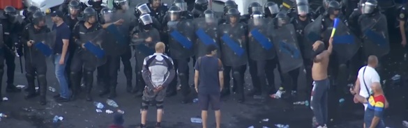 FOTO Mitingul Diasporei - Manifestanții au dărâmat gardurile jandarmilor și au ajuns în fața Guvernului, încercând să intre în clădire