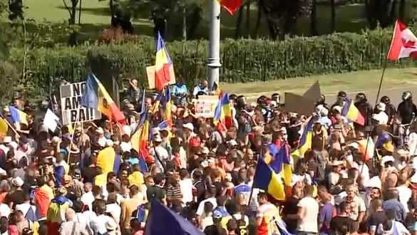 FOTO Mitingul Diasporei - Manifestanții au dărâmat gardurile jandarmilor și au ajuns în fața Guvernului, încercând să intre în clădire