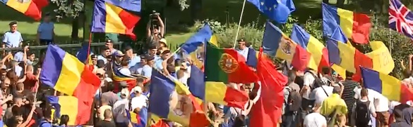 FOTO Mitingul Diasporei - Manifestanții au dărâmat gardurile jandarmilor și au ajuns în fața Guvernului, încercând să intre în clădire