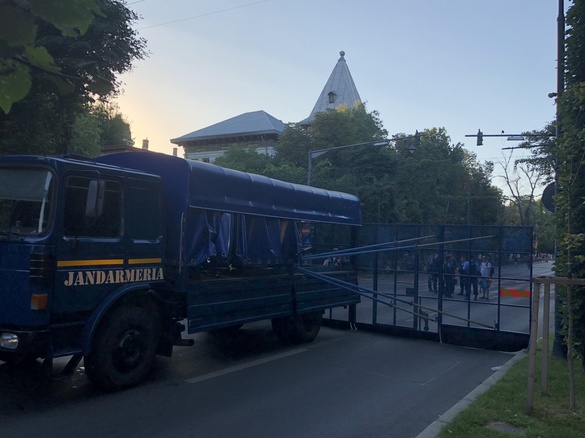 FOTO Mitingul Diasporei - Manifestanții au dărâmat gardurile jandarmilor și au ajuns în fața Guvernului, încercând să intre în clădire