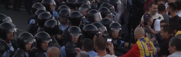 UPDATE FOTO Mitingul Diasporei - Jandarmii au intrat în forță în Piața Victoriei, gonind oamenii. Iohannis reacționează. Senator: Știți cum e să te întâlnești cu propriul tău copil, transportat pe targă?