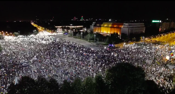 FOTO UPDATE Mitingul diasporei a continuat pentru a doua zi consecutiv. Zeci de mii de persoane au protestat din nou în fața Guvernului