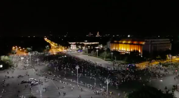 FOTO UPDATE Mitingul diasporei a continuat pentru a doua zi consecutiv. Zeci de mii de persoane au protestat din nou în fața Guvernului