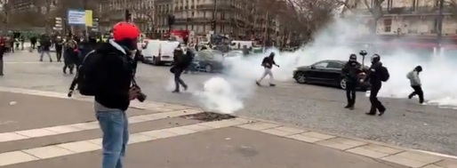 VIDEO Noi incidente la Paris, conflicte între jandarmi și ”vestele galbene”
