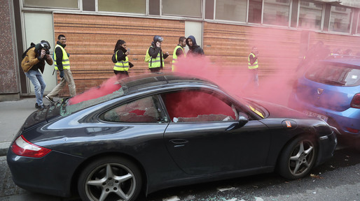 VIDEO. Vestele galbene au incendiat 12 mașini de lux Ferrari, Porsche sau Mercedes. 45 de persoane arestate