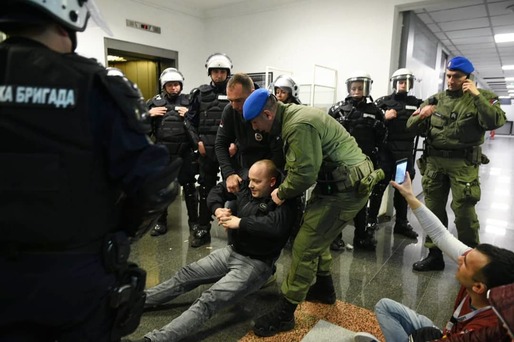 Proteste la Belgrad. Manifestanți sârbi au pătruns în sediul televiziunii de stat. Tulburări și în Muntenegru