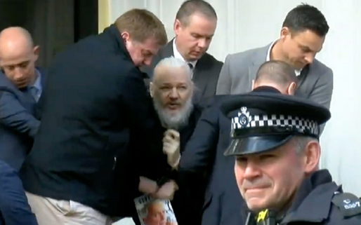 Fondatorul WikiLeaks, Julian Assange, condamnat la închisoare în Londra