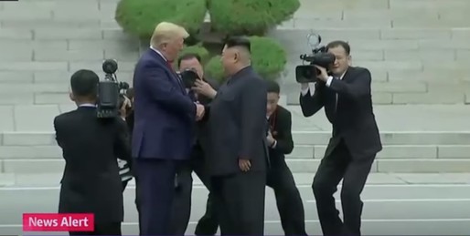 VIDEO Donald Trump a intrat în Coreea de Nord pentru o întâlnire cu Kim Jong Un