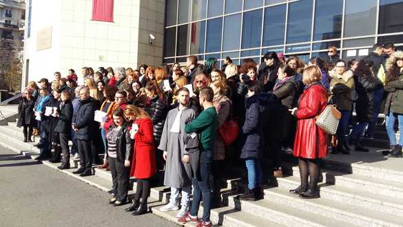 FOTO Peste 6.000 de grefieri ies în fața instanțelor și a parchetelor pentru a protesta față eliminarea pensiilor speciale și pentru personalul auxiliar din justiție; ședințele de judecată vor fi suspendate