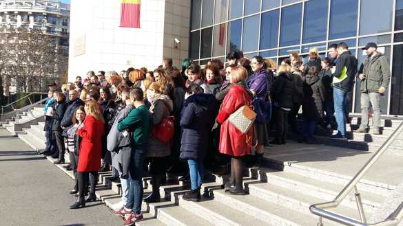 FOTO Peste 6.000 de grefieri ies în fața instanțelor și a parchetelor pentru a protesta față eliminarea pensiilor speciale și pentru personalul auxiliar din justiție; ședințele de judecată vor fi suspendate