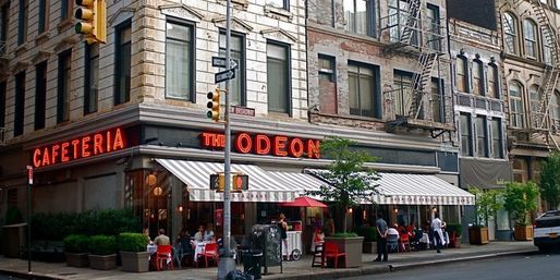Restaurantele în spații închise din New York City vor fi închise începând de luni