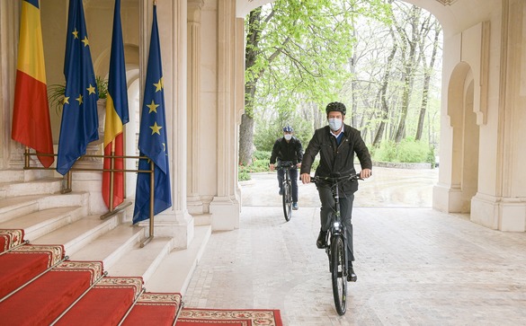 FOTO Klaus Iohannis - cu bicicleta la Palatul Cotroceni