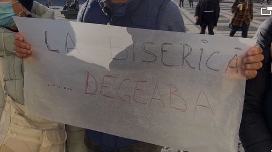 FOTO Klaus Iohannis, întâmpinat de protestatari, la intrare în biserică în Sibiu. O femeie i-a strigat: ”Jó napot kívánok, PSD!