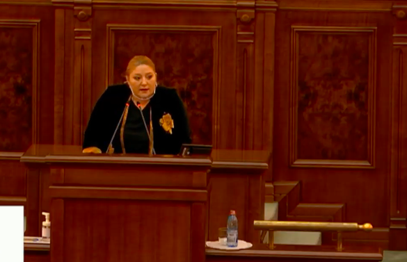 FOTO Show în Parlament - O senatoare a chemat poliția după ce Șoșoacă a refuzat să poarte mască de protecție. Nu este acceptat ”orice alt sunet din savană”